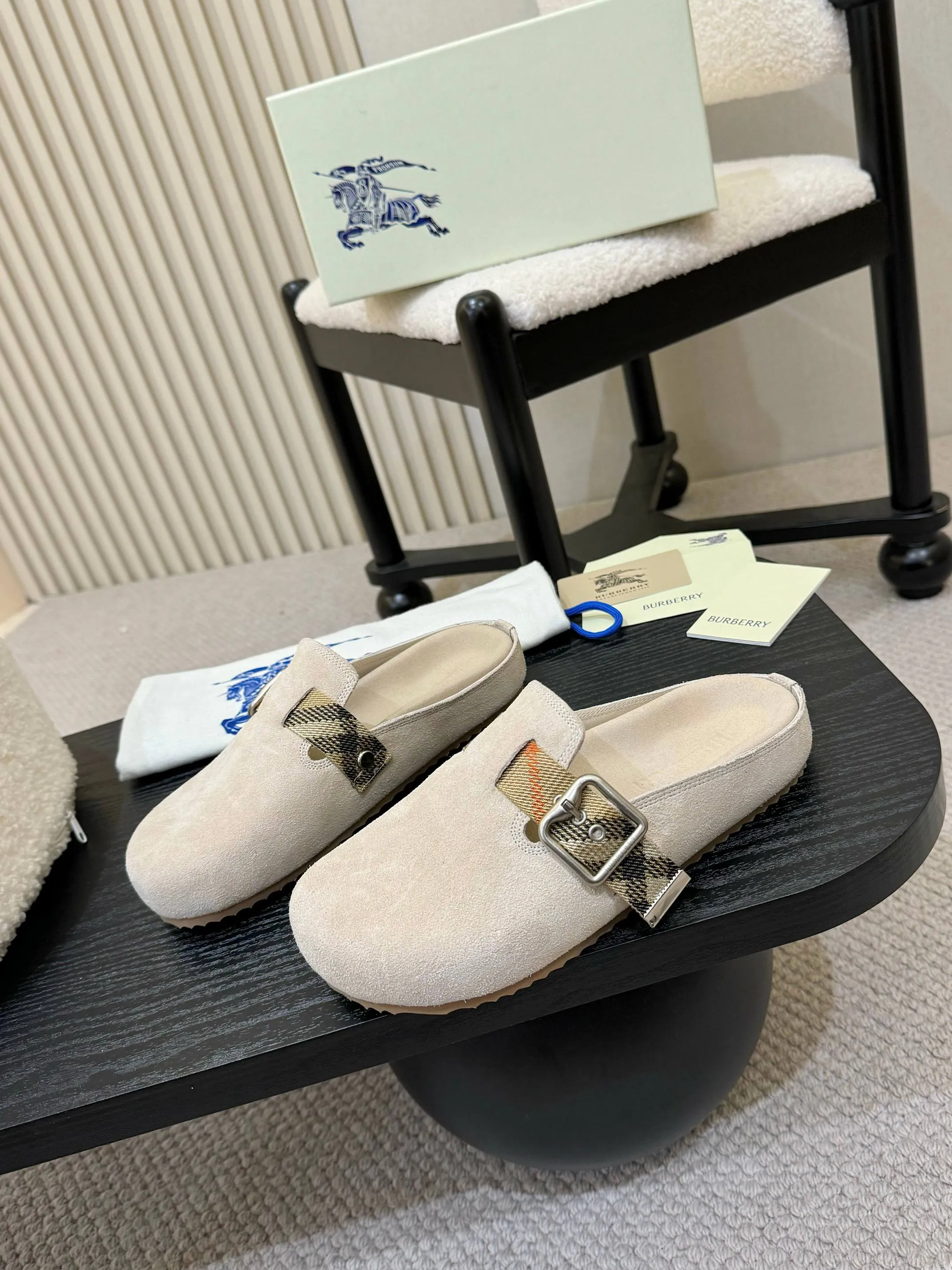 Men's shoes 💰560 Burberry's 2025 popular Birkenstock slippers are released, made of soft suede fabric and refined in Italian workshops. Featuring an embossed plaid pattern and an embossed sole embellished with the archive brand's logo. Features an adjustable B-shaped buckle strap and is embellished with the signature sand-colored Burberry check in jacquard worsted.   ✅Fabric: suede ✅Lining: silk cowhide ✅Outsole: TPU ✅Color: black, brown, pink, apricot, 4 colors available ✅Code number: 35-45 for men and women (35, 45 customized)